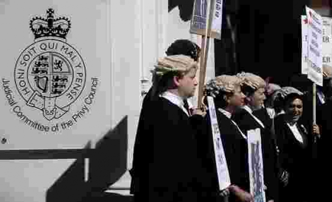 İngiltere ve Galler'de ceza avukatları süresiz greve gitti