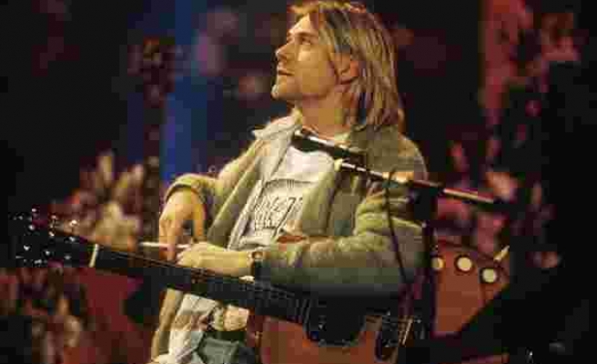 İntiharından 5 Ay Önce Giymişti: Kurt Cobain'in Ünlü Hırkası 334 Bin Dolara Alıcı Buldu