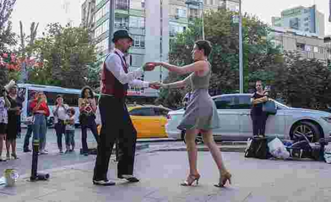 'İris' Yaşasın Diye: Böbrek Hastası Kediyi Tedavi Ettirmek İçin Sokakta Dans Ediyorlar