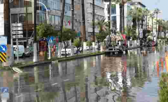 İskenderun'da anıt meydanı ve caddeler sular altında kaldı
