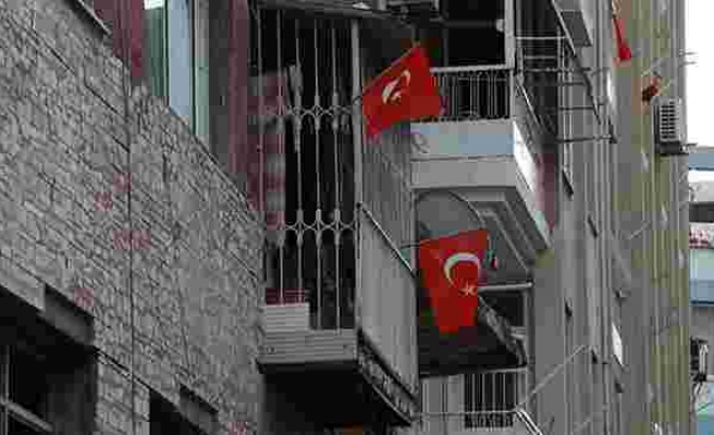 İskenderun'da Patlamanın Yaşandığı Caddede Teröre ‘Türk Bayraklı’ Tepki