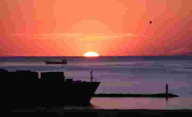İskenderun Körfezi’nde kartpostallık gün batımı manzarası