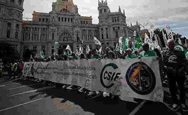 İspanya'da emekliler hayat pahalılığına karşı yürüdü