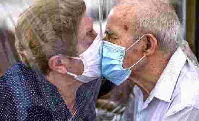 İspanya'da koronavirüsün ayırdığı ihtiyar çift 102 gün sonradan kavuştu