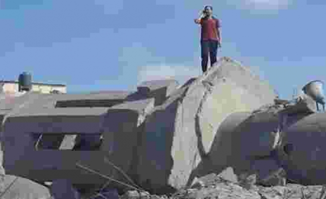 İsrail'in Vurduğu ve Yerle Bir Olan Caminin Enkazında Ezan Okuyan Filistinli Genç