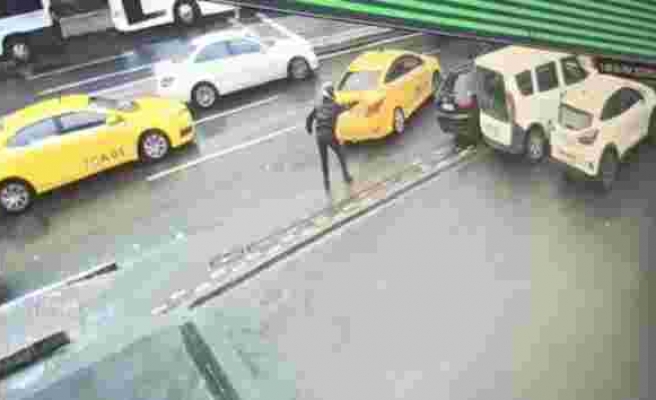 İstanbul Beyoğlu'nda motosiklet kasklı kişi güpegündüz kurşun yağdırdı! - Haberler