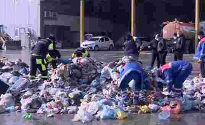 İstanbul'da İlginç Manzara! Temizlik İşçileri Çöplerin Arasında Vatandaşın Kaybettiği Altınları Arıyor