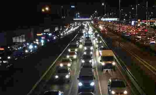 İstanbul'da Kritik Eşik Aşıldı: Trafik Artık Tüm Gün Sıkışık