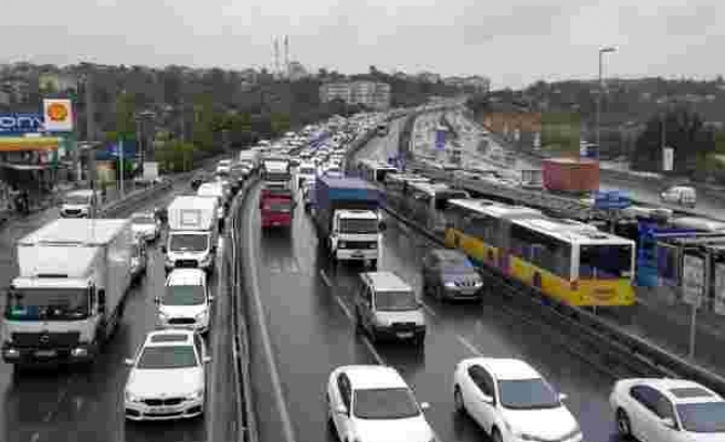 İstanbul'da yağışın etkisiyle trafik yoğunluğu arttı