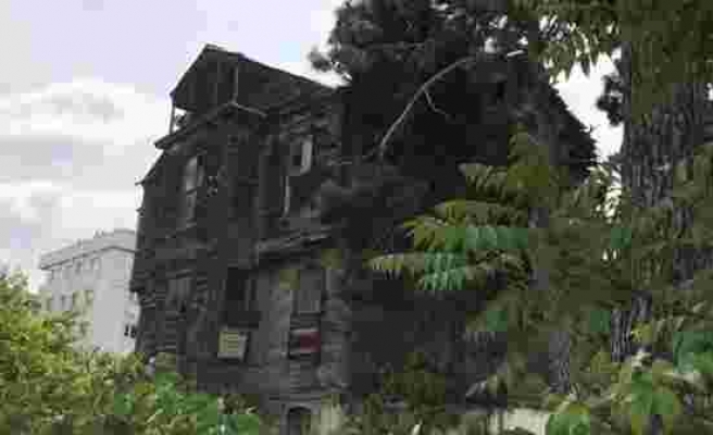 İstanbul'un göbeğindeki ürküten ahşap ev! 5 saniyeliğine ortadan kaybolduğunu duyanların tüyleri ürperiyor