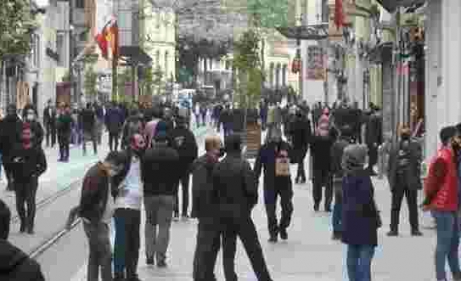 İstiklal Caddesi'ndeki Kalabalığa Bakan Koca'dan Uyarı: 'Bir Kareye Bu Kadar İnsan Girmesi İçin Çok Erken'