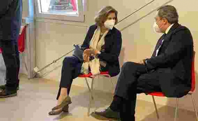 İtalya Başbakanı ve Eşi, Koronavirüs Aşısı İçin Sıra Beklerken Görüntülendi