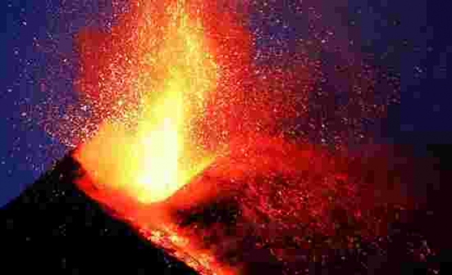 İtalya'nın Sicilya Adası'nda bulunan Etna Yanardağı yeniden faaliyete geçti