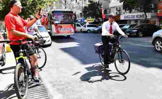 İzmir Büyükşehir Belediye Başkanı Tunç Soyer, 30 Ağustos'ta İzmirlileri Bisikleti ile Selamladı