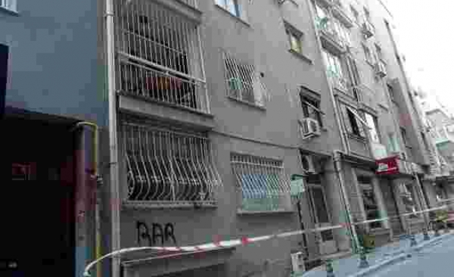 İzmir'de çatlaklar meydana gelen bina boşaltıldı