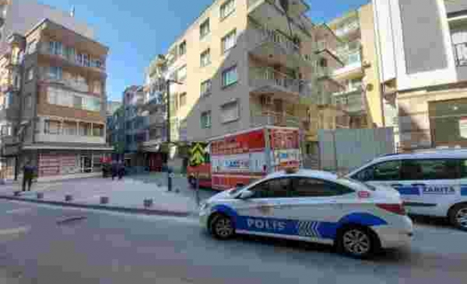 İzmir'de çatlaklar nedeniyle tahliye edilen binanın sokağı kapatıldı