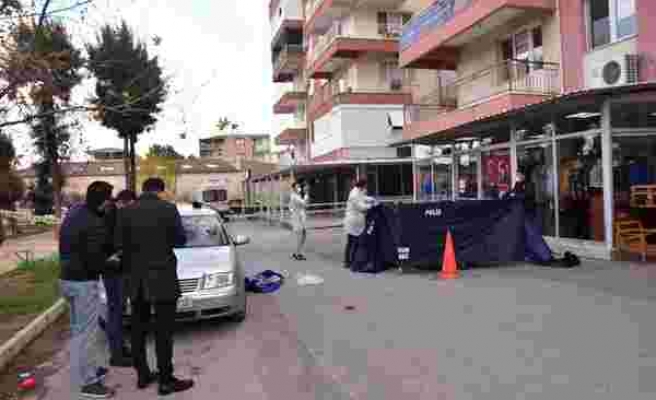 İzmir'de Dehşet: Babasını Sokak Ortasında Sopayla Döverek Öldürdü