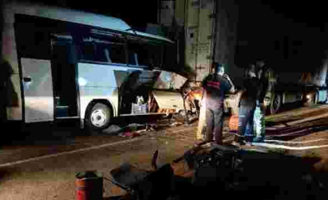 İzmir'de minibüs tıra çarptı:2 ölü