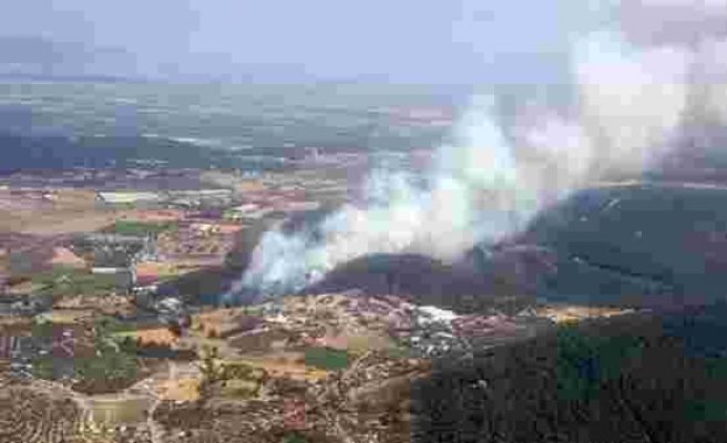 İzmir Foça'da Orman Yangını! Ters Rüzgar Nedeniyle Ormanın İçlerine Doğru İlerliyor