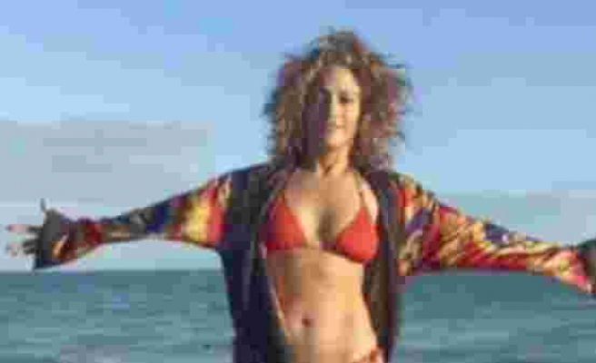 Jennifer Lopez kırmızı bikinisiyle poz verdi