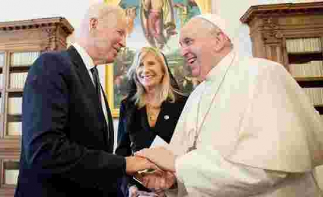 Joe Biden'dan Papa'ya ilginç hediye! Madeni parayı öylece eline sıkıştırdı