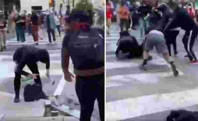 Kaldırım Taşlarını Sökmeye Çalışan Protestocuyu Engelleyip Polise Teslim Eden Protestocular