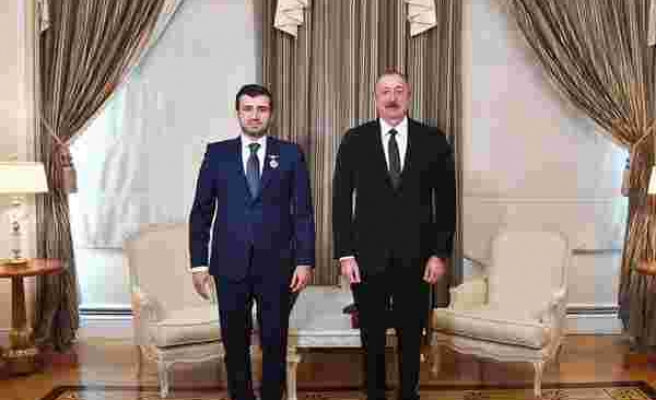 Karabağ Zaferinin Başrolündeydi: Cumhurbaşkanı İlham Aliyev, Selçuk Bayraktar'a Madalya Taktı