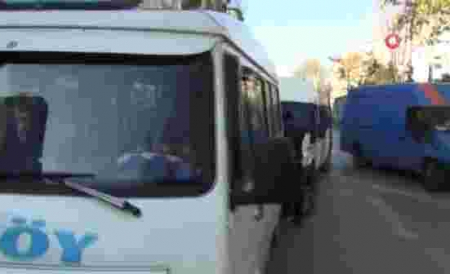 Karantinada Olması Gerekiyordu: Kovid Pozitif Olan Minibüs Sürücüsünü Direksiyon Başında Yakalandı