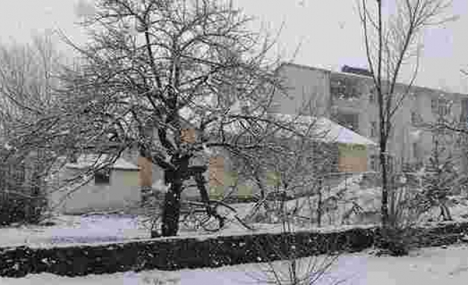 Karlıova’da Nisan’ın ilk gününde kar yağışı