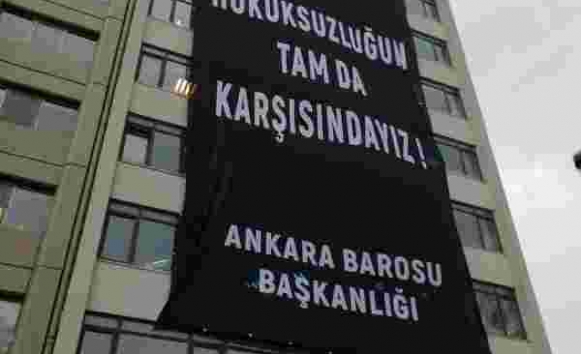 Karşısında YSK Var: Ankara Barosu Binasına 'Hukuksuzluğun Tam Karşısındayız' Afişi