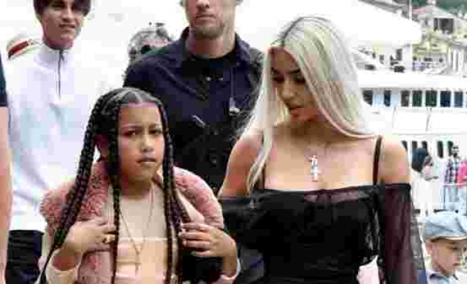Kim Kardashian'ın, kızına korse giydirdi
