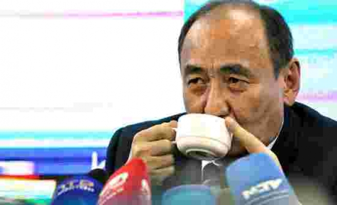 Kırgızistan Sağlık Bakanı Beyşenaliyev, 'korona tedavisinde kullanılıyor' deyip kameralar karşısında zehirli bitkiyi kaynatıp içti