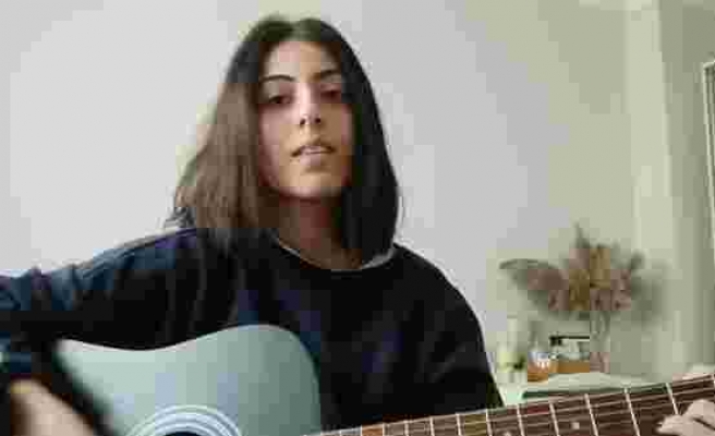 Kızı Gitar Performansını Videoya Kaydederken 'Çok Güzeldi' Diyerek Odaya Giren Babanın Muhteşem Anları