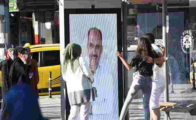 Konya Büyükşehir Belediye Başkanı, Otobüs Durağına Canlı Yayın ile Bağlanıp Vatandaşları Maske Konusunda Görüntülü Uyardı