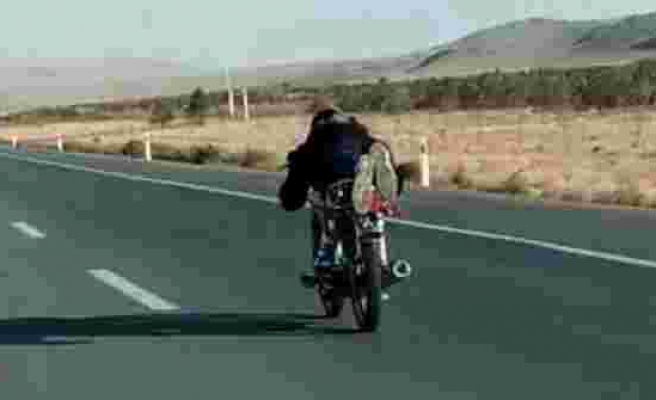 Konya'da Tehlikeli Yolculuk: Kasksız Sürücü Motosikletin Üzerine Yüzüstü Yattı!