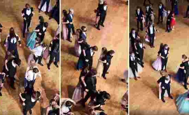 Koronavirüs Önlemi Olarak Mezuniyet Töreninde Sırt Sırta Dans Eden Öğrenciler
