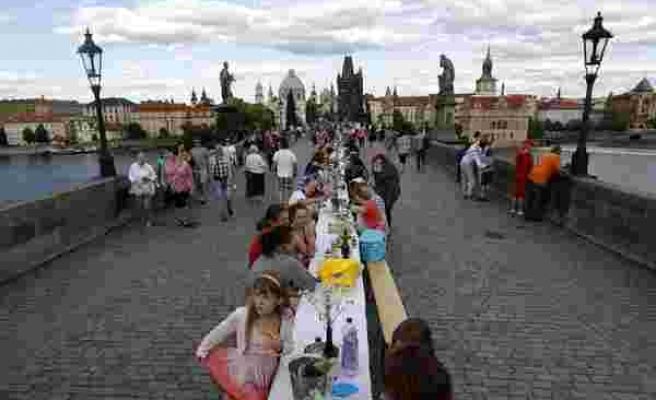 Koronavirüs Salgınının Sona Ermesini 500 Metrelik Masa ile Kutlayan Prag Halkı