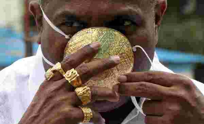 Koronavirüsten Korunmak İçin 26 Bin Liralık Altın Maske Yaptıran Adam