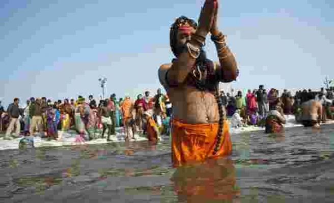 Koronaya rağmen Hindistan'da milyonlarca kişi aynı nehirde yıkanmaya devam ediyor
