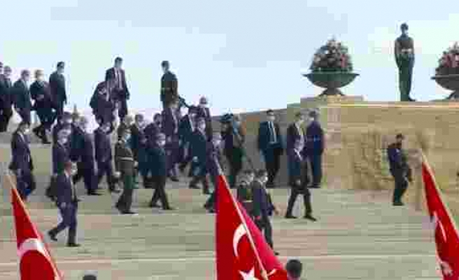Korumalar Girişte Kontrol Yaptı: Erdoğan Lehine Slogan Atanlar Anıtkabir’e Listeyle Alındı İddiası
