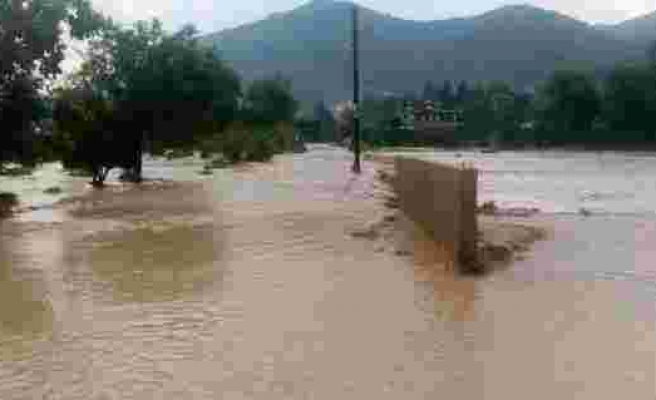 Kozan’da aşırı yağış sele neden oldu