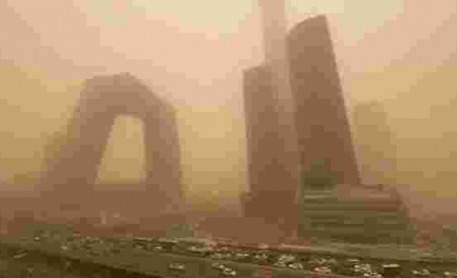 Kum fırtınası nedeniyle sarı alarma geçen Pekin'de hava kirliği seviyesi 160 kat arttı