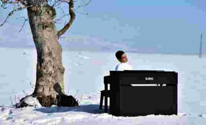 'Kusursuz Kulak' Bager, Karla Kaplı Ovada Piyano Çalma Hayalini Gerçekleştirdi