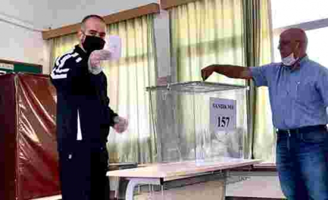 Kuzey Kıbrıs'ta ikinci tura kalan Cumhurbaşkanlığı seçiminde sandıklar kapandı