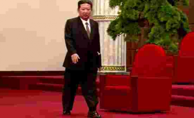 Kuzey Kore'de iktidar partisinin yıl dönümü kutlamasına Kim Jong-Un sandaletli görüntüsü damga vurdu