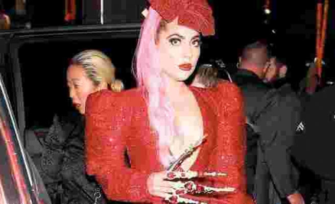 Lady Gaga tırnaklarıyla olay yarattı!