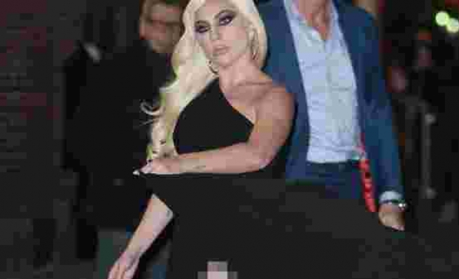 Lady Gaga, yine iç çamaşırını gösterdi