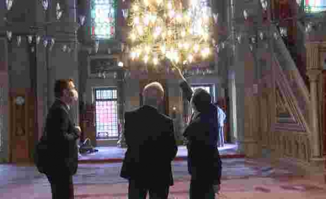 Laleli Camii'nde Eleştirilere Neden Olan Ampuller Değiştiriliyor