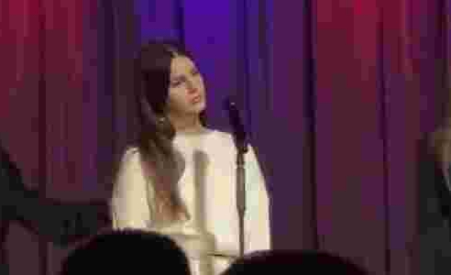 Lana Del Rey Konser Sırasında Uzaklara Dalıp Şarkıya Girmeyi Unuttu