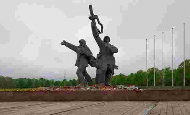 Letonya'da Sovyet anıtı yıkılıyor
